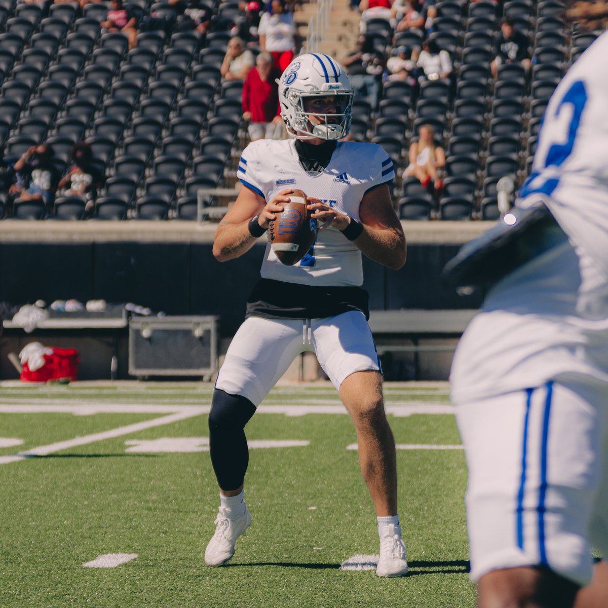 DrakeBulldogsFB's tweet photo. 𝐘𝐨𝐮𝐫 𝐜𝐮𝐫𝐫𝐞𝐧𝐭 𝐥𝐞𝐚𝐝𝐞𝐫 𝐢𝐧 𝐅𝐂𝐒 𝐟𝐨𝐫 𝐩𝐚𝐬𝐬𝐢𝐧𝐠 𝐲𝐚𝐫𝐝𝐬 𝐩𝐞𝐫 𝐠𝐚𝐦𝐞 🎯

#DSMHometownTeam | #TopGunOffense https://t.co/rNuvwxJYOn