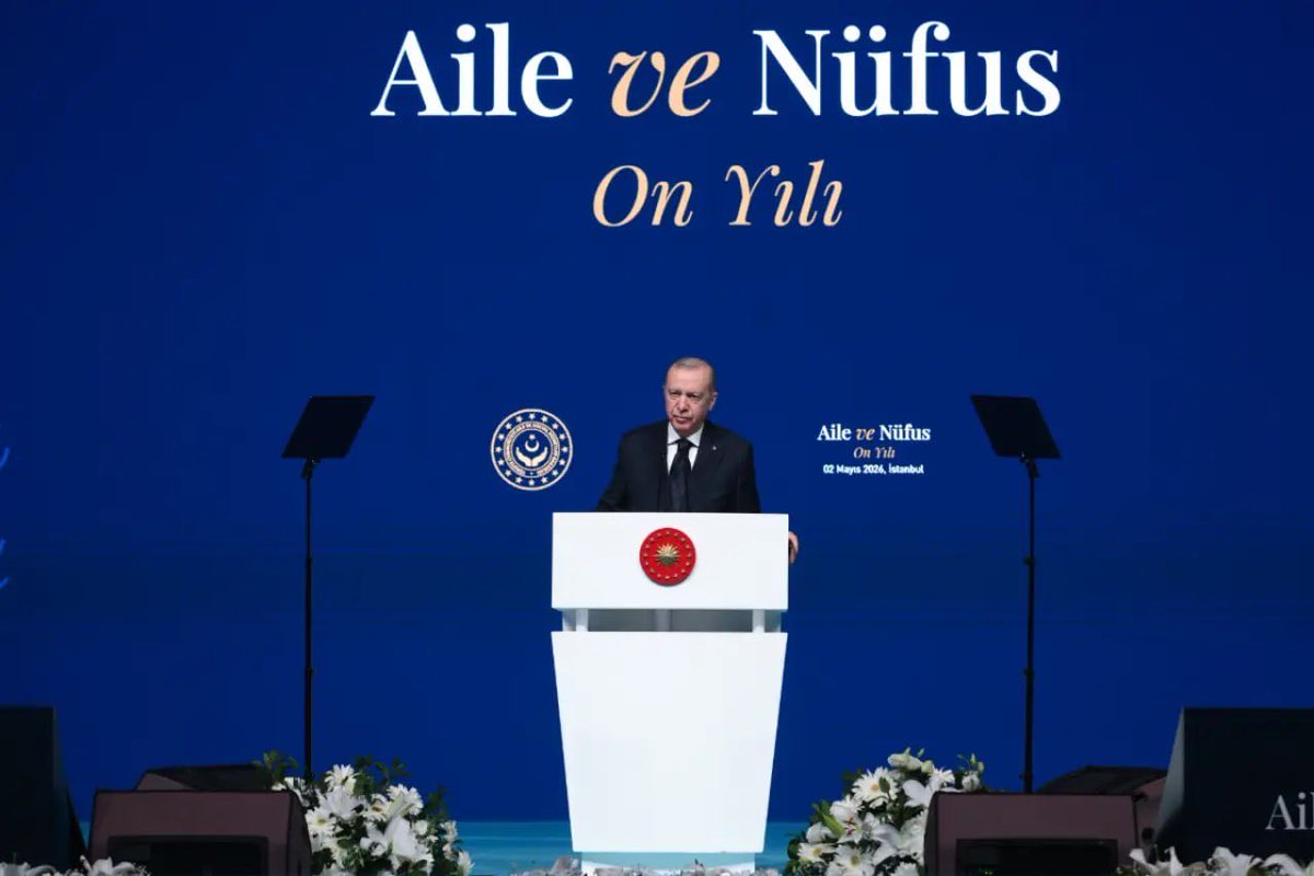 HOgretmen16481's tweet photo. Sayın Cumhurbaşkanım, BM’de aileyi korumanın önemini anlattınız. Bizler de görevimizi yaparken ailelerimizle bir arada olabilmenin yolunu arıyoruz. Eşlerinden ve çocuklarından ayrı kalan öğretmenlerin durumuna eğilmenizi saygıyla rica ediyoruz. #AileninSesiCumhurunReisi @RTErdogan @EmineErdogan @_cevdetyilmaz @burhanduran @hasandogan