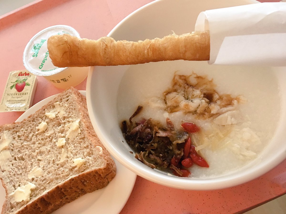chiri777's tweet photo. 何度でも貼っちゃう、シンガポールの病院食です。おかゆに食パンに揚げパンという炭水化物祭り。外国人の多い国なので、中華と洋風を混在させてるのかなと推測します。美味しいけど、おかず欲しい 🇸🇬 https://t.co/dZRJbd609A