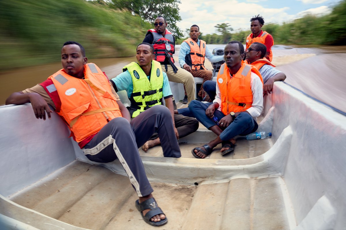 ICRCSomalia_'s tweet photo. Together with SRCS (#BishaCas) we’re training 72 participants, including 60 local community volunteers, in boat handling &amp; rescue skills to prepare for the expected #ElNino floods. Trainings already held in Bardere &amp; Jowhar, with Beletweyne &amp; Kismayo next.

#FloodPreparedness https://t.co/rrP32r4UVu