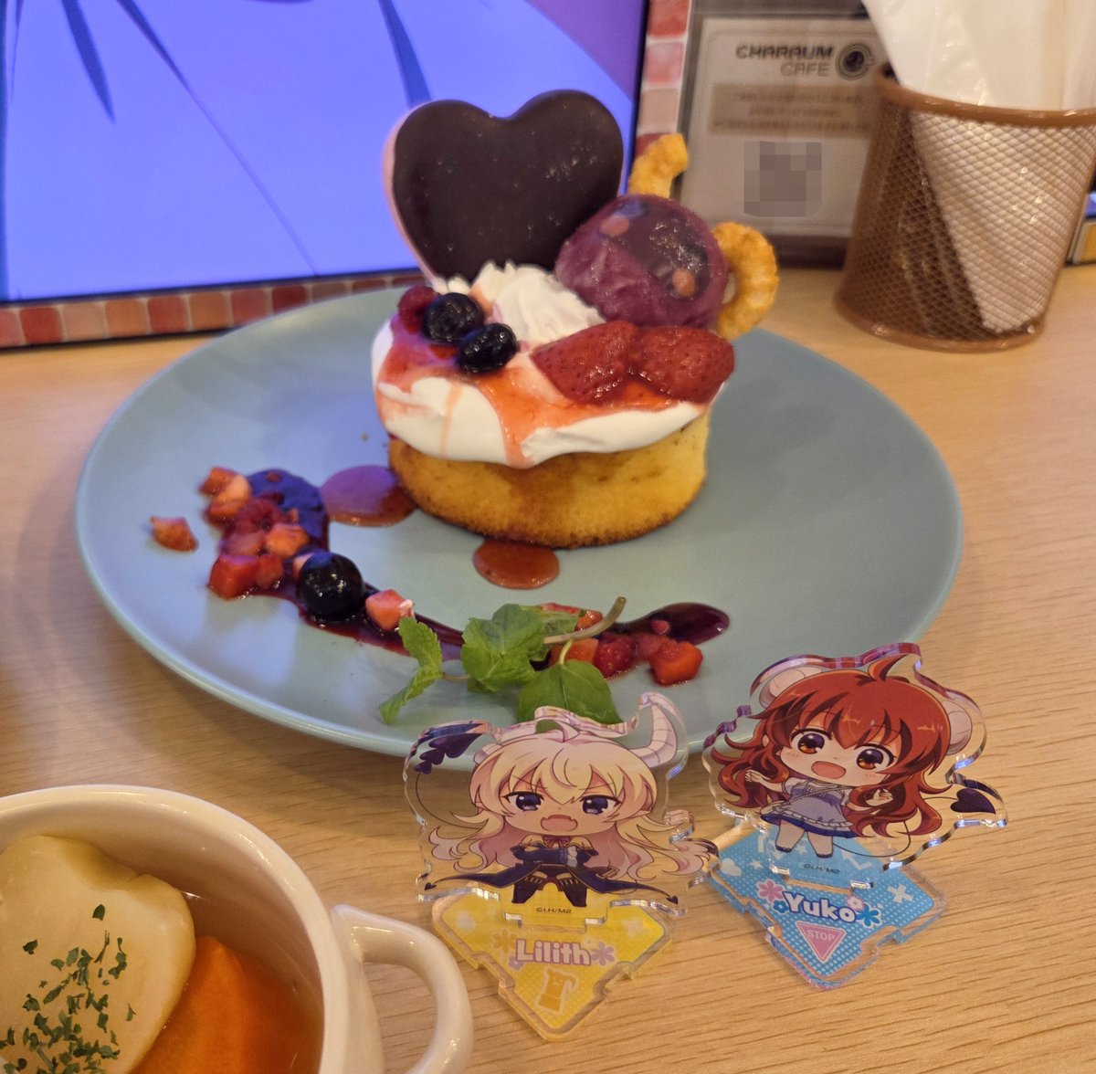 AGONRX's tweet photo. シャミ子お誕生日おめでと～🎉✨🎂
去年のコラボカフェのお写真でお祝い～🥳
#まちカドまぞく https://t.co/XJNdE8y6tB