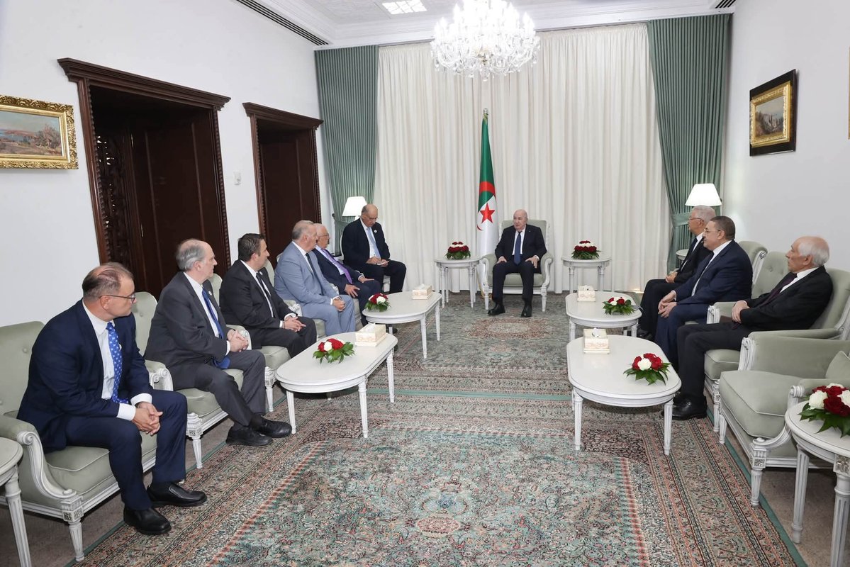 Algeria_MFA's tweet photo. رئيس الجمهورية، السيد @TebbouneAmadjid يستقبل رئيس البرلمان اليوناني السيد نيكيتاس كاكلامانيس والوفد المرافق له.

https://t.co/9Vwf490Tb7 https://t.co/GHs20Hhzzb