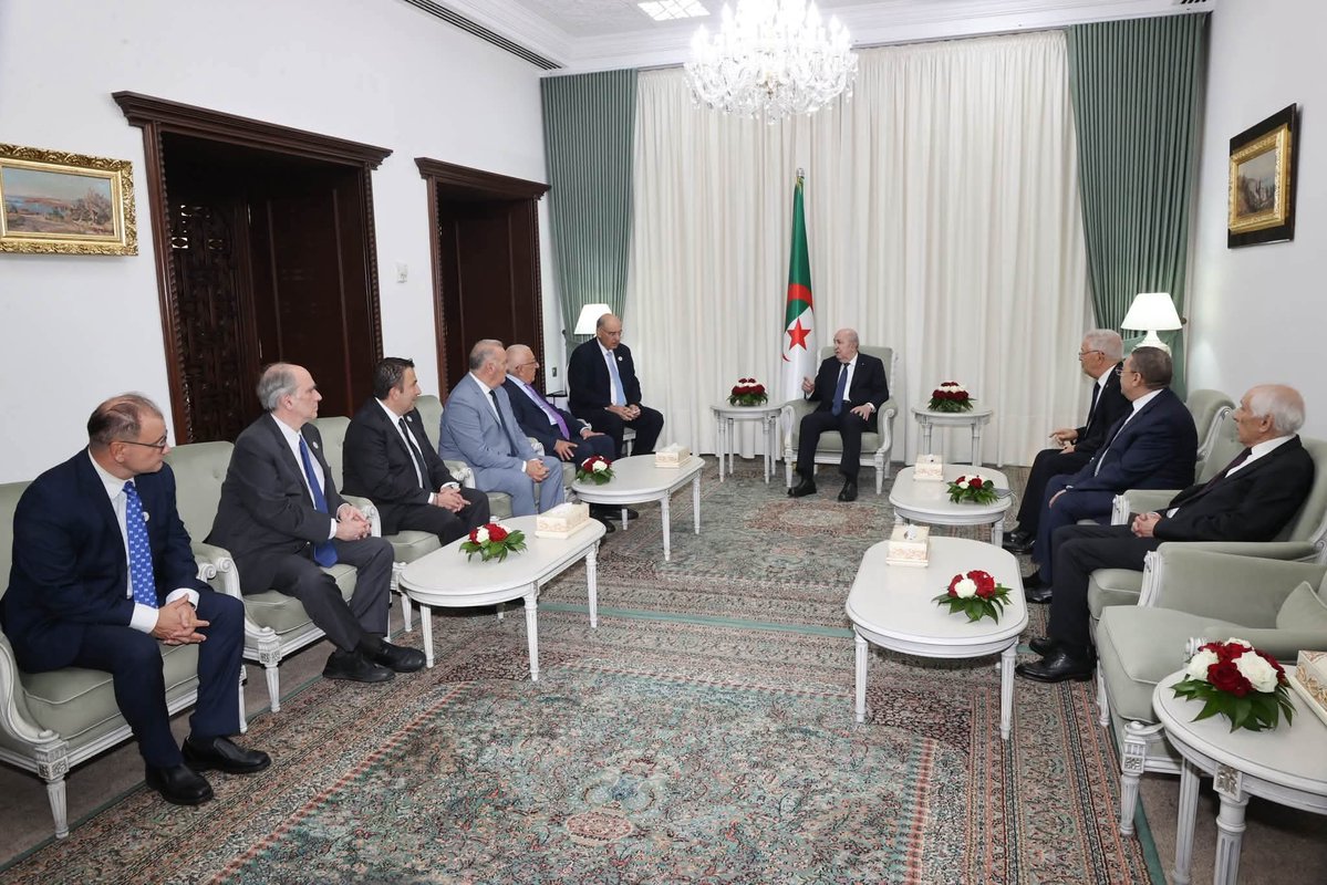 Algeria_MFA's tweet photo. رئيس الجمهورية، السيد @TebbouneAmadjid يستقبل رئيس البرلمان اليوناني السيد نيكيتاس كاكلامانيس والوفد المرافق له.

https://t.co/9Vwf490Tb7 https://t.co/GHs20Hhzzb