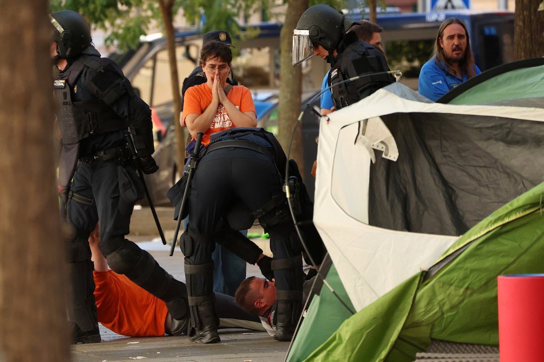 bountyvault's tweet photo. No one cares ! WTF
An 87-year-old woman gets evicted.
Madrid’s main square turns into a tent camp.
150 tents.
In front of everyone.
In one of Europe’s richest countries.
And the timeline is arguing about everything except housing.
If this isn’t a crisis, what is? https://t.co/uZaOJiaV9g