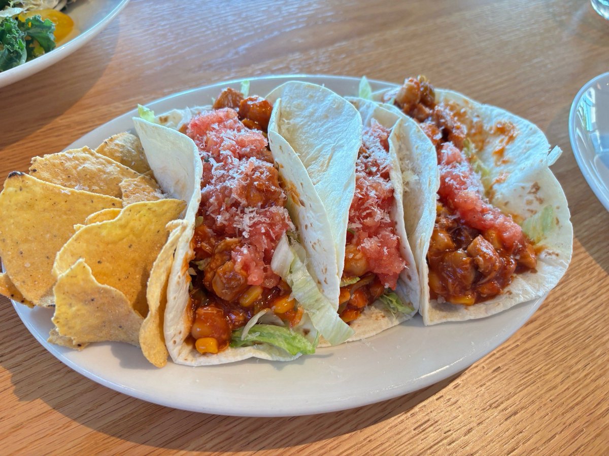 ShayTaschpo7's tweet photo. Tacos de carnitas crujientes, recién hechos con salsa picante — un bocado perfecto para el atardecer en la calle!， https://t.co/VG5tShYOhx