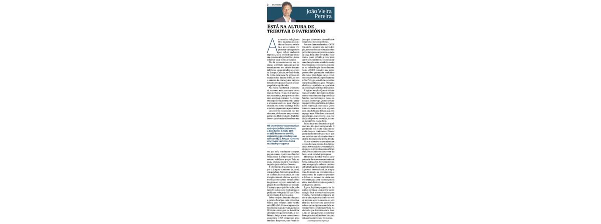 psantacl's tweet photo. João Vieira Pereira (@jvieirapereira) escreve no @expresso que está na altura de tributar o património. Concordo com uma frase do editorial e discordo de todas as outras. Vou por ordem.

A premissa. "Há contas para pagar", diz ele: se o Estado arrecada menos IRS, só com impostos sobre o património ou sobre o consumo se equilibram as contas. Não é verdade, e os números são deste ano. Portugal fechou 2025 com um excedente de 0,7% do PIB, 2.059 milhões de euros, o terceiro ano seguido de contas positivas. A receita fiscal chegou aos 108,8 mil milhões, mais 6,9 mil milhões do que no ano anterior, e a carga fiscal subiu para 35,3% do PIB, apesar da descida do IRS. Cada português pagou em média 6.729 euros de impostos em 2025, 2.310 euros mais do que em 2016. O buraco que o editorial quer tapar não existe. O que existe é um Estado que gastou 130,9 mil milhões, 6,6% mais do que no ano anterior, e um jornal a procurar quem pague o próximo aumento.

O objeto. O editorial fala como se o património fosse terreno virgem. Portugal cobra IMT até 7,5% na compra de uma casa, um dos impostos sobre transações mais altos da Europa, mais 0,8% de Imposto do Selo, mais IMI todos os anos, mais IRS sobre as rendas, mais imposto sobre as mais-valias. E cobra desde 2017 exatamente o imposto que o editorial pede sem o nomear: o Adicional ao IMI, 0,7% sobre o património imobiliário acima de 600 mil euros, 1% acima de um milhão, 1,5% acima de dois. Quem tem uma casa maior, uma segunda casa, uma casa de luxo, já paga mais. Há nove anos. Em 2025, o IMT rendeu 2.146 milhões às câmaras, mais 24% do que em 2024, e o IMI 1.589 milhões. E os preços das casas subiram 169% entre 2015 e 2025, o segundo maior aumento da União Europeia. Toda esta tributação estava em vigor durante a subida. Não a travou, porque impostos sobre o imobiliário não baixam o preço das casas; pagam-se dentro do preço das casas, pelo comprador e pelo inquilino.

O alvo. "O património está muito mais concentrado do que o rendimento", escreve. É verdade nos manuais e é irrelevante em Portugal, porque aqui o património é a casa. Sete em cada dez famílias portuguesas são proprietárias e a habitação vale dois terços da riqueza das famílias. Um imposto anual sobre o valor da casa não é um imposto sobre milionários. É um imposto sobre o T2 em Benfica que se valorizou sem que o dono fizesse nada, e sobre o casal de setenta anos com 800 euros de pensão e um apartamento que vale 300 mil, que corta na farmácia para não vender a única coisa que tem. Os milionários do editorial têm o património em ações, em fundos e em casas no estrangeiro, e mudam-se. O que não se mexe é o reformado. E é aí que o argumento mais honesto do texto se vira contra ele: o património imobiliário "é inamovível e a sua existência não pode ser escondida". Traduzido: taxamos o que não pode fugir. É a lógica de todos os impostos sobre a fortuna que já se tentaram. O ISF francês isentava o património empresarial, que é onde está a riqueza dos ricos, e caiu sobre o médico com um andar em Paris.

A causa. O editorial descreve bem o sintoma, salários a subir 48% e casas 182%, e erra no diagnóstico por completo. As casas subiram porque não se constroem: solo urbanizável congelado nos planos diretores, licenças que demoram anos, IVA a 23% sobre o que se constrói, e uma procura que cresceu com um milhão de imigrantes e uma década de juros a zero. Nenhuma destas coisas se resolve com um imposto. A OCDE, que o editorial cita, di-lo no relatório de janeiro deste ano: a primeira recomendação sobre habitação é simplificar e harmonizar o licenciamento, com prazos máximos claros. Só depois vêm os impostos, e o que a OCDE recomenda não é o que o editorial diz. Recomenda passar gradualmente a carga fiscal das transações para os impostos recorrentes sobre a propriedade, atualizando os valores patrimoniais, e agravar a taxa sobre casas devolutas em zonas de pressão. É uma troca dentro do imobiliário, menos IMT e mais IMI, e todo o pacote de impostos sobre a propriedade que a OCDE simula vale 0,3% do PIB. O IRS rende mais de dez vezes o IMI. Ninguém na OCDE propõe substituir um pelo outro.

A frase com que concordo é essa: tributar a posse é melhor do que tributar o movimento. Já muitos propuseram extinguir progressivamente o IMT e substituí-lo por IMI sobre valores atualizados, sem perder um euro de receita municipal, com diferimento para quem tem casa e não tem rendimento e a hipoteca inversa para quem é rico em casa e pobre em pensão. Isso liberta as casas de quem já não precisa delas, baixa o custo de mudar e não tira um euro a mais às famílias no total. O editorial quer o contrário: manter tudo o que existe e acrescentar.

E há a escolha que o editorial não vê. Diz que só há duas alternativas, IRS ou IVA, e que o património é a saída. Há uma terceira, e é a única que este país nunca experimentou: gastar menos, ou gastar melhor. O Estado cresceu oito mil milhões num ano com as contas em excedente. "Há contas para pagar" é uma frase sobre a despesa, não sobre o património.

Portugal não é um condomínio de luxo para milionários em troca de dez tostões. É um país onde o Estado cobra 35,3% do PIB, fecha o ano com dois mil milhões de sobra, e um jornal acha que o problema é a casa dos leitores. Um jornal que, diga-se de passagem, recebe dinheiro público e, pelo que se vê, deve querer mais.