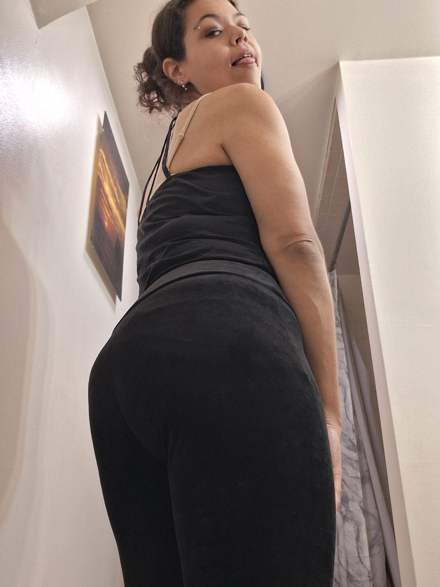 HayoToro's tweet photo. Been feeling myself a lot lately! 
Hope everyone's having a good Sunday ! ✨️💅❤️👡 
#GoddessWorshipSunday #feeling myself https://t.co/6MhpA5ck9c