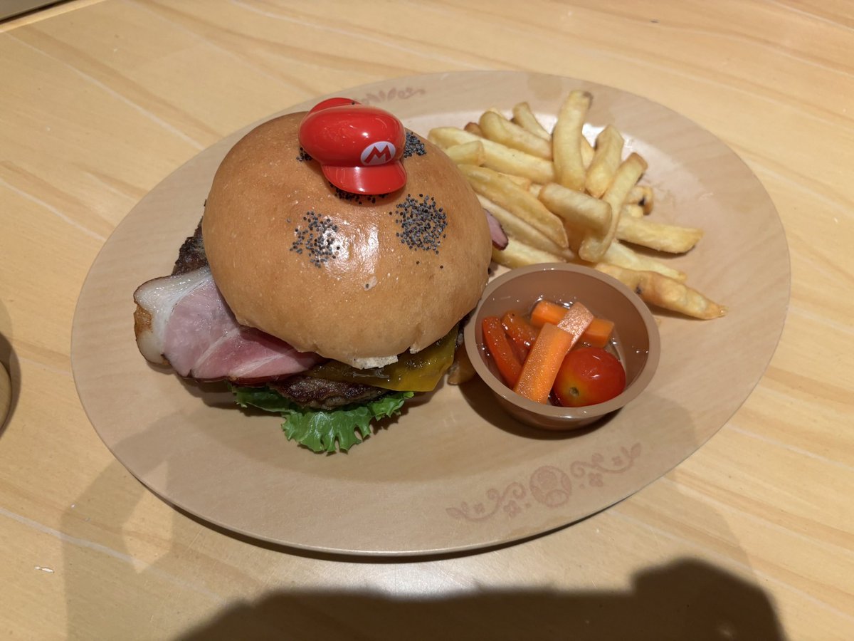 SAO45361068's tweet photo. お昼はピノキオカフェで、マリオのハンバーが頼みました！
上の、マリオの赤い帽子のピンは持ち帰り自由らしいので持ち帰って大切に置いてます😊

#ユニバーサルスタジオジャパン
#USJ https://t.co/miOIC4Cebo