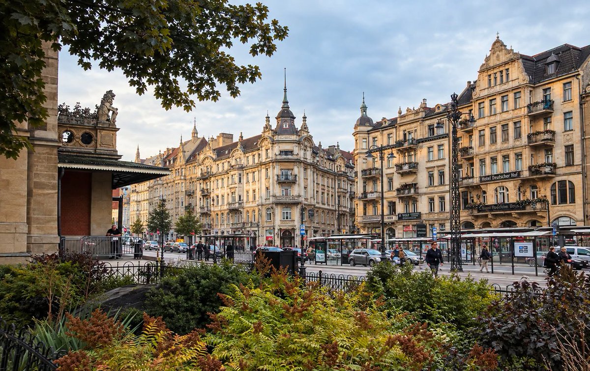 LexWsparcie's tweet photo. Widok przed Dworcem Gdańsk Główny. 
Pięknie, klimatycznie i wielkomiejsko w dobrym znaczeniu tego słowa. Niestety to tylko wizualizacja na starych przedwojennych zdjęciach. https://t.co/0pyS44cHh8