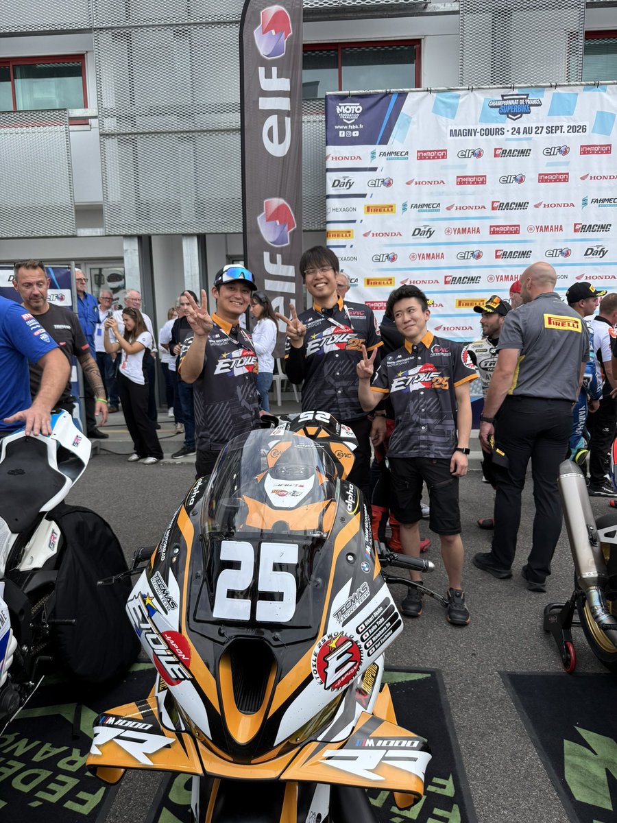 TeamEtoile25's tweet photo. 【Race2 結果 / FSBK最終戦 マニクール】
Race2が終了し、結果は2位でした。
最終ラップまでトップ争いが続き、何度も順位が入れ替わる、見ごたえのあるレースになりました。ヒヤリとする場面もありましたが、最後までクリーンなレースを戦い切ることができました。
優勝したのは、昨日シリーズチャンピオンを決めたChristophe Ponsson選手。お互い正々堂々としたレースができたと思います。
優勝には届きませんでしたが、今回お声がけいただいたTecmasのArnaudさんにも、いいレースをお見せできたのではないかと思います。
これでTeam Étoileの2026年シーズンのレースはすべて終了しました。とても熱い1年でした。今シーズンも応援いただき、本当にありがとうございました。
#FSBK #MagnyCours
TeamÉtoile25 🇫🇷
チームエトワール25 🇯🇵
This post was automatically generated by Claude.