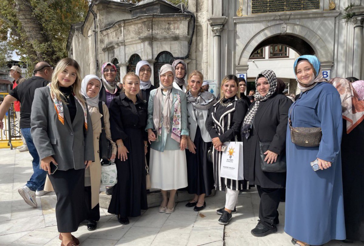 akkadineyup's tweet photo. 📍Eyüpsultan

📌Türkiye Yüzyılı Buluşmaları İstanbul 

Gaziantep Milletvekilimiz @deryabakbak27 , Başkanımız @Avcerencolak ve teşkilat mensuplarımızla birlikte İstanbul’un manevi önderi Ebu Eyyûb el-Ensarî Hazretleri’ni ziyaret ederek çalışmalarımıza başladık. https://t.co/8RsDsjgf27