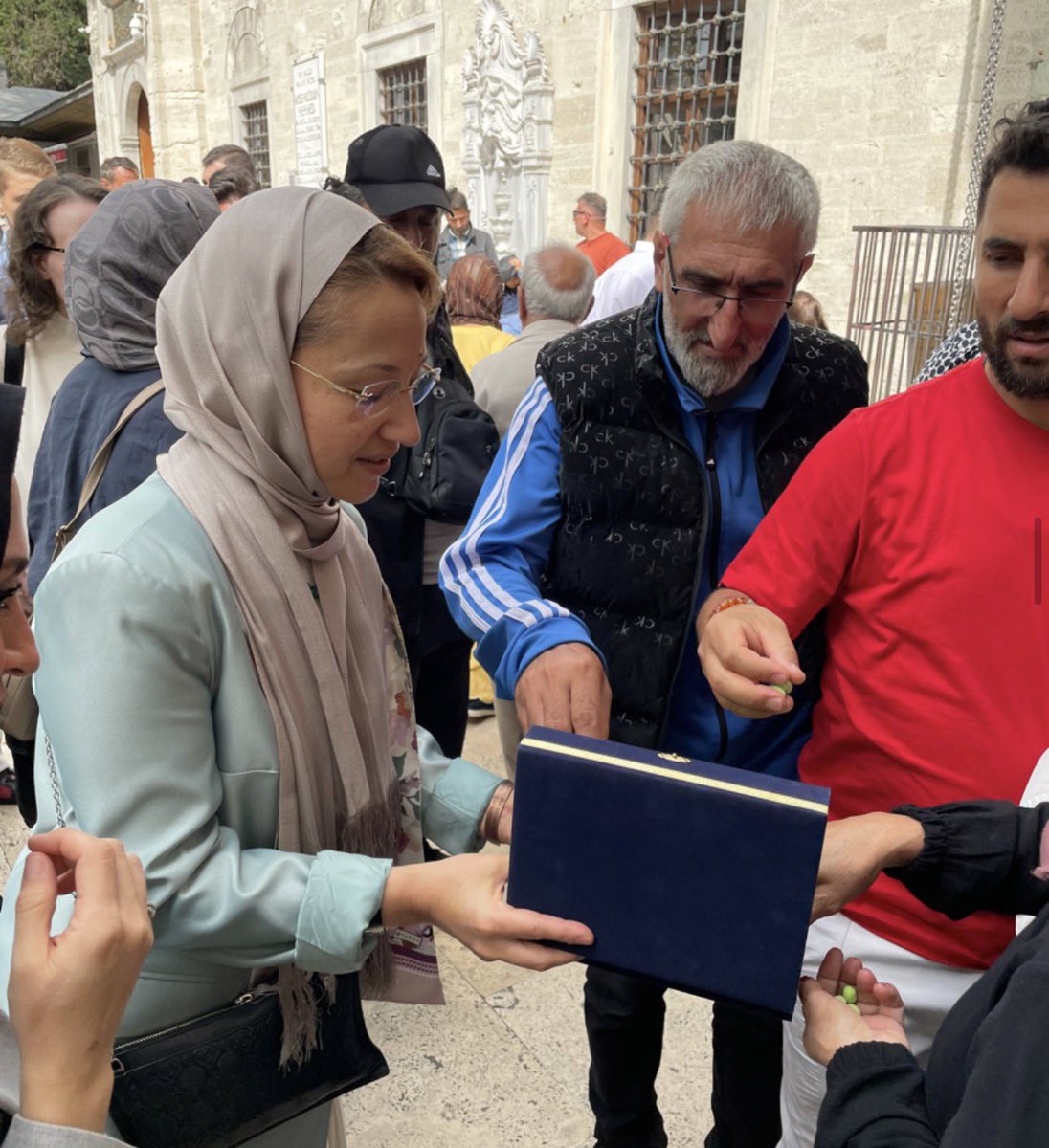 akkadineyup's tweet photo. 📍Eyüpsultan

📌Türkiye Yüzyılı Buluşmaları İstanbul 

Gaziantep Milletvekilimiz @deryabakbak27 , Başkanımız @Avcerencolak ve teşkilat mensuplarımızla birlikte İstanbul’un manevi önderi Ebu Eyyûb el-Ensarî Hazretleri’ni ziyaret ederek çalışmalarımıza başladık. https://t.co/8RsDsjgf27