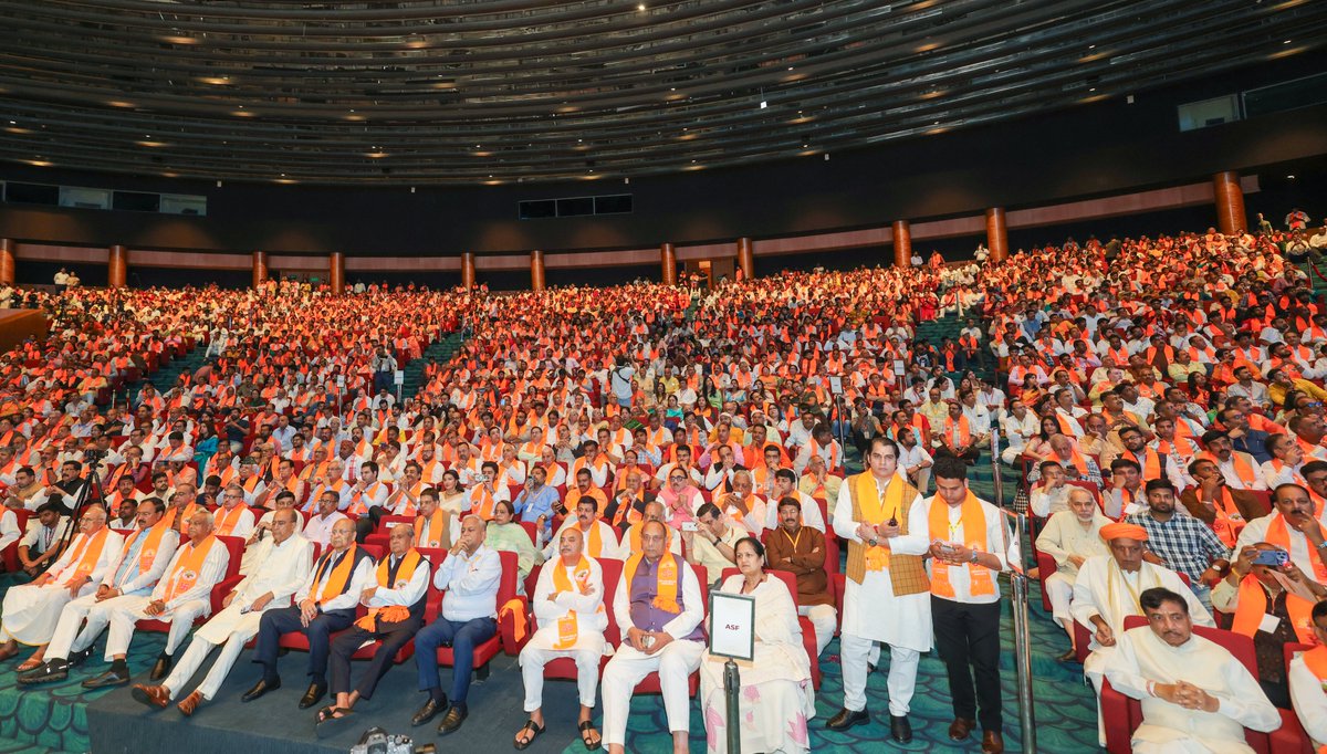 AmitShah's tweet photo. नई दिल्ली में अशोक सिंहल फाउंडेशन द्वारा आयोजित अशोक जी के जन्मशताब्दी वर्ष के शुभारंभ समारोह में उनके व्यक्तित्व एवं विशाल कृतित्व पर आधारित प्रदर्शनी का अवलोकन किया।

इस अवसर पर भगवान श्रीराम के वनगमन से लेकर लंका विजय तक को दर्शाते श्रीराम प्रतिकृति स्तंभों का डिजिटल अनावरण भी हुआ। साथ ही, अशोक जी के स्मरण में फाउंडेशन द्वारा शुरू की गई पांच पहलों का लोकार्पण भी किया।

ये स्तंभ आने वाली पीढ़ियों तक प्रभु श्रीराम के जीवन मूल्यों का संदेश पहुंचाते रहेंगे।