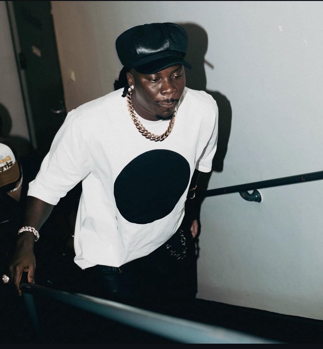 TheEchelon_pov's tweet photo. Because Stonebwoy is locked-in somewhere in Atlanta he has redirected the momo gig to Nii Ama to help him get back on his feet after his UK show was cancelled aww. We love a thoughtful man don't we🙈😹 https://t.co/HuS2aqemhY