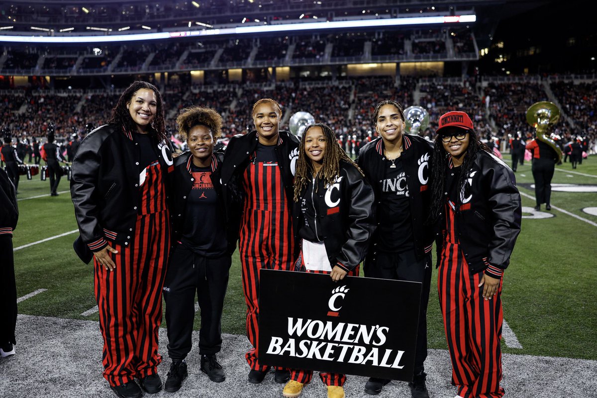 GoBearcatsWBB's tweet photo. Got their letter jackets. 🙌 https://t.co/1XPyYxHZrE