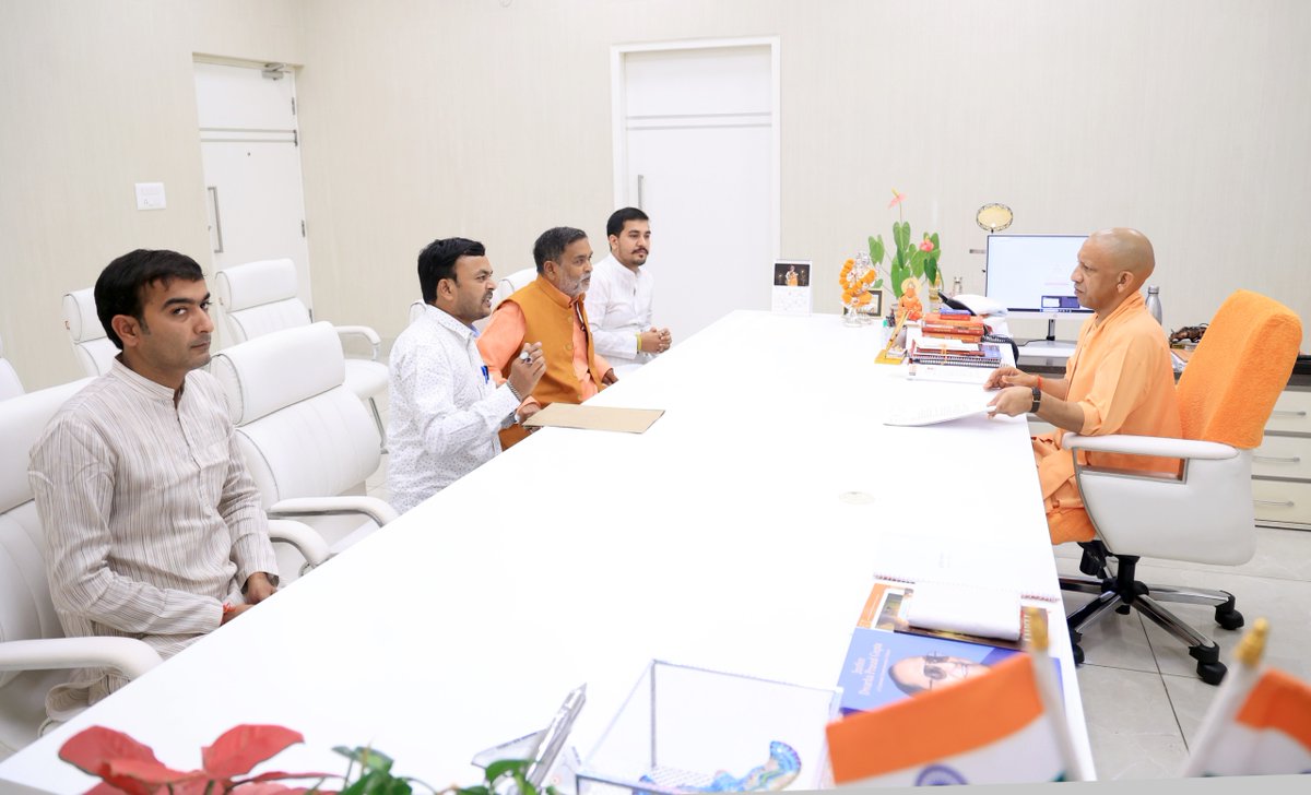 myogioffice's tweet photo. मुख्यमंत्री श्री @myogiadityanath जी महाराज से आज लखनऊ में उत्तर प्रदेश अनुसूचित जाति एवं अनुसूचित जनजाति आयोग के माननीय उपाध्यक्ष श्री बेचन राम जी ने शिष्टाचार भेंट की।

इस अवसर पर श्री सत्येन्द्र कुमार जी, श्री अजय सिंह जी, श्री राहुल नागर जी भी उपस्थित रहे। https://t.co/wpOgN29DjB
