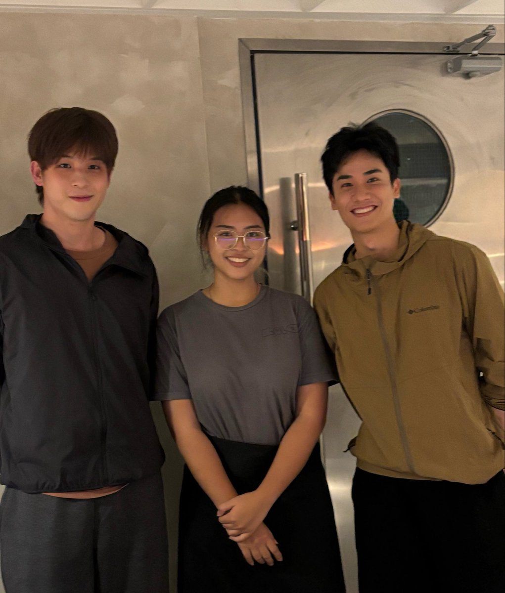 mona_skyyz's tweet photo. มึงงง เจอพี่เตกับสกายในร้านที่ทำพาทธามอยู่ แบบในใจคือไอเหรี้ยๆๆๆ แต่ก็เก็บอาการมากๆเพราะเดี๋ยวเขาอึดอัด ก็บริการไปตามปกติแต่ว่าพี่เตคือโคตรรรน่ารัก แบบเขาคุยกับเซอร์วิสดีมากๆๆอะ กุไม่เกร็งเลยแบบตอนรับออเดอร์คือพี่เขาสั่งเยอะมากแบบอันนี้อร่อยไหมอ้ะ เอามาหนึ่งๆ ทรีตพนักงานบริการดีมากจริงๆ แบบกุไม่ได้ตามเขาแต่ตอนนี้ชอบเขามากๆๆอะ แล้วสกายก็หล่อน่ารักมากด้วย ตอนเขาจะลุกก็เลยถามว่าถ้าขอถ่ายรูปได้ไหมคะ🥺แล้วพี่เตก็พยักหน้าบอกได้เลยแบบน่ารักมากๆๆๆ กูไม่ไหวอ่าาา😭🙏🏼💔 

(ไม่เรียลธามนะ)