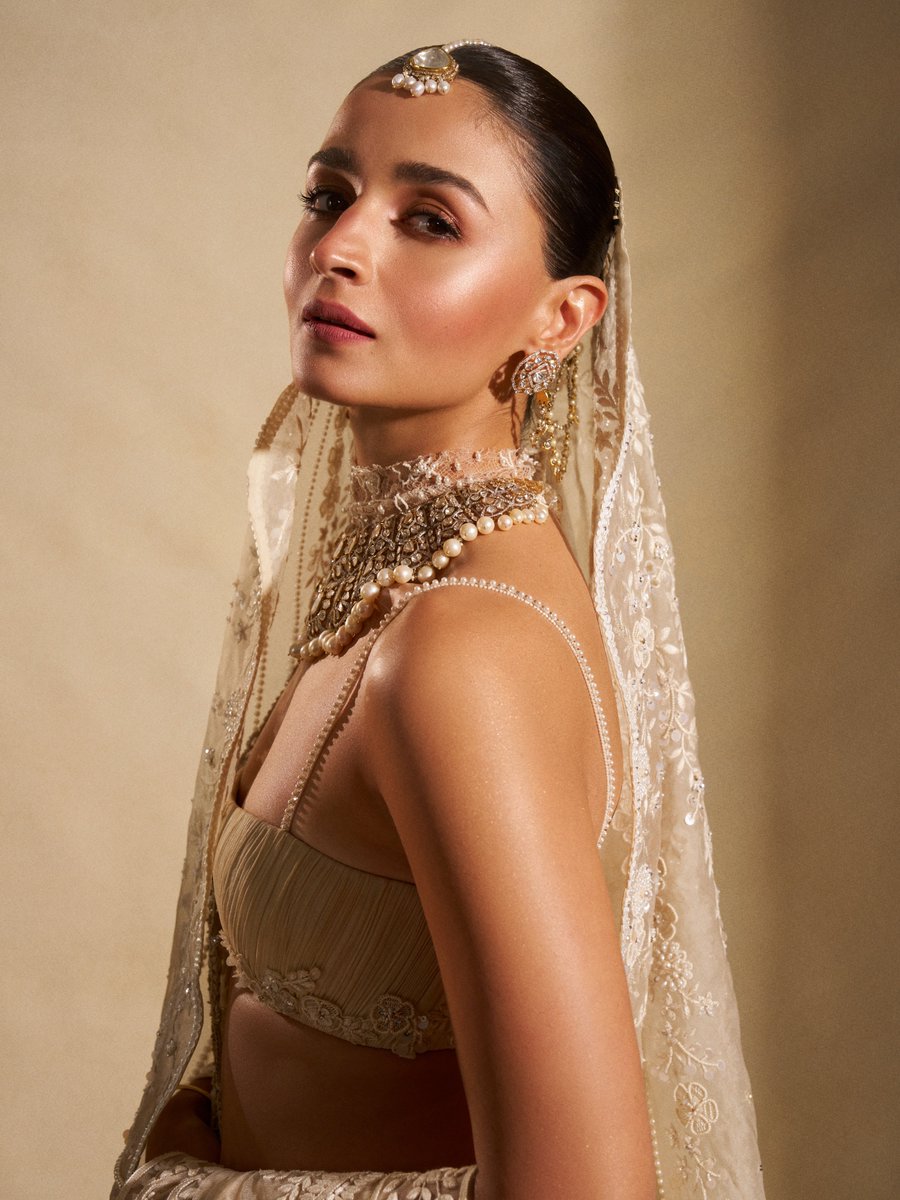 picsofpleasure8's tweet photo. Alia Bhatt 😍 https://t.co/6heQVr7iSI