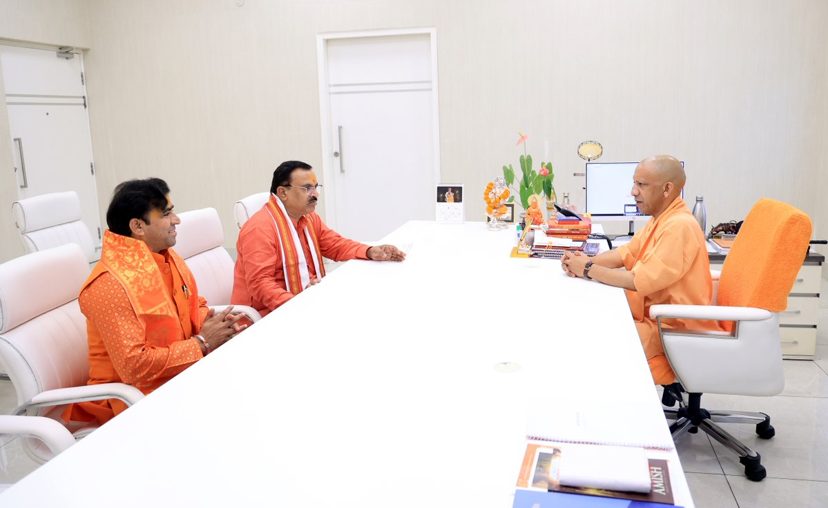 myogioffice's tweet photo. मुख्यमंत्री श्री @myogiadityanath जी महाराज से आज लखनऊ में भाजपा पिछड़ा वर्ग मोर्चा, उत्तर प्रदेश के प्रदेश अध्यक्ष श्री प्रकाश पाल जी ने शिष्टाचार भेंट की।

इस अवसर पर श्री दिव्य कृष्ण जी भी उपस्थित रहे। https://t.co/qKIfE30omz