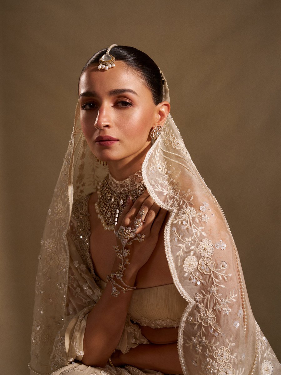 picsofpleasure8's tweet photo. Alia Bhatt 😍 https://t.co/6heQVr7iSI