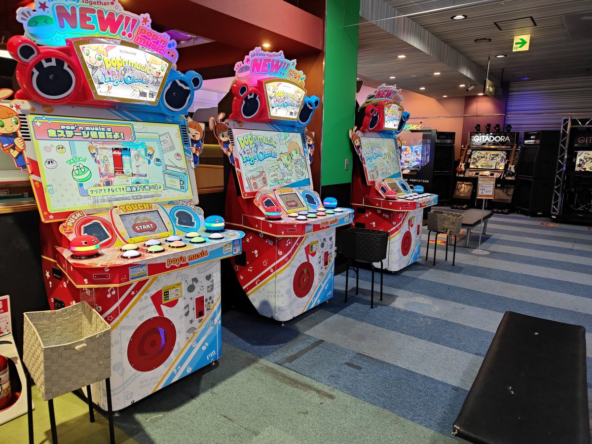 lo_olwatch's tweet photo. 蕨のラウンドワンのポップンが1台増えたのは個人的には嬉しいけどポップンよりも1台しかなくて待ちがちょくちょく発生する弐寺を増台した方が良かったと思う
あと今回の出荷の筐体は別に最初からボタンハマり対策してるとかは無いっぽくて普通にハマったからハマり対策キット付けてほしい https://t.co/yBSXWsToUe