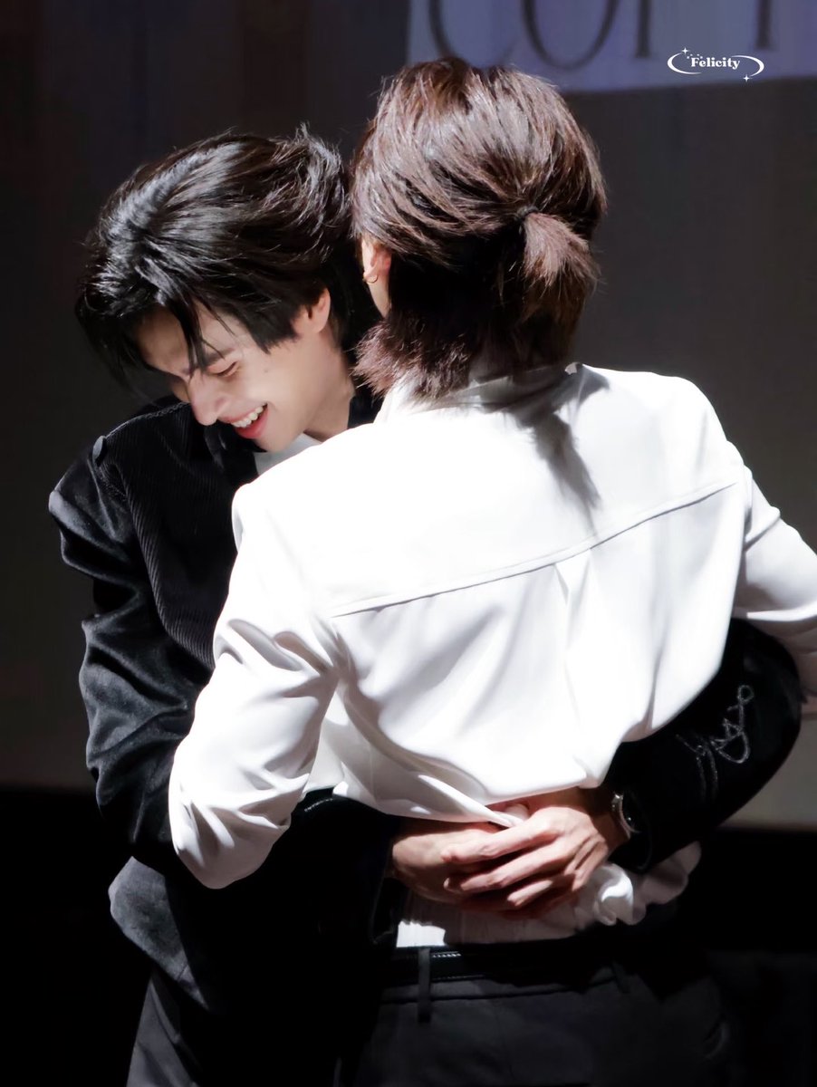 F64647163's tweet photo. คอปเตอร์ตัวใหญ่มากจริงๆนะ กอดพี่แบ้งทีจมอกเลย ทำคนสูง180 cm เหลือตัวนิดเดียวเอง ขนาดค้อปตอนนี้น้ำหนักลดลงก็ยังกอดยัยพิ้จนจมอกเหมือนเดิม เขิน size diff จัดๆ คันหัวมาก

#foolinlove #copterbank #bankartit  #copterntp https://t.co/wkJtTd7xGJ