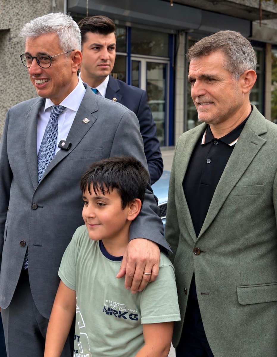 drfatihtuna's tweet photo. Türkiye Yüzyılı Buluşmaları kapsamında, Sağlık Bakanımız Sayın Prof. Dr. Kemal Memişoğlu ile birlikte Sultangazi’de sahadaydık.

Ak Parti Sultangazi İlçe Başkanımız ve teşkilatımızla birlikte Hemşehrilerimizle bir araya gelerek sohbet ettik, talep ve görüşlerini dinledik. 

Hastanemizi ziyaret ederek yürütülen sağlık hizmetleri hakkında bilgi aldık; tedavi gören vatandaşlarımıza geçmiş olsun dileklerimizi iletip hâl ve hatırlarını sorduk.

Türkiye Yüzyılı vizyonuyla, milletimizle gönül gönüle; güçlü, erişilebilir ve nitelikli sağlık hizmetleri için çalışmalarımızı sürdürüyoruz.

Nazik sohbetleri ve samimi ilgileri için tüm hemşehrilerimize teşekkür ediyorum.

@abdullahozdemir 
@akpartiistanbul 
@ImdatKamac