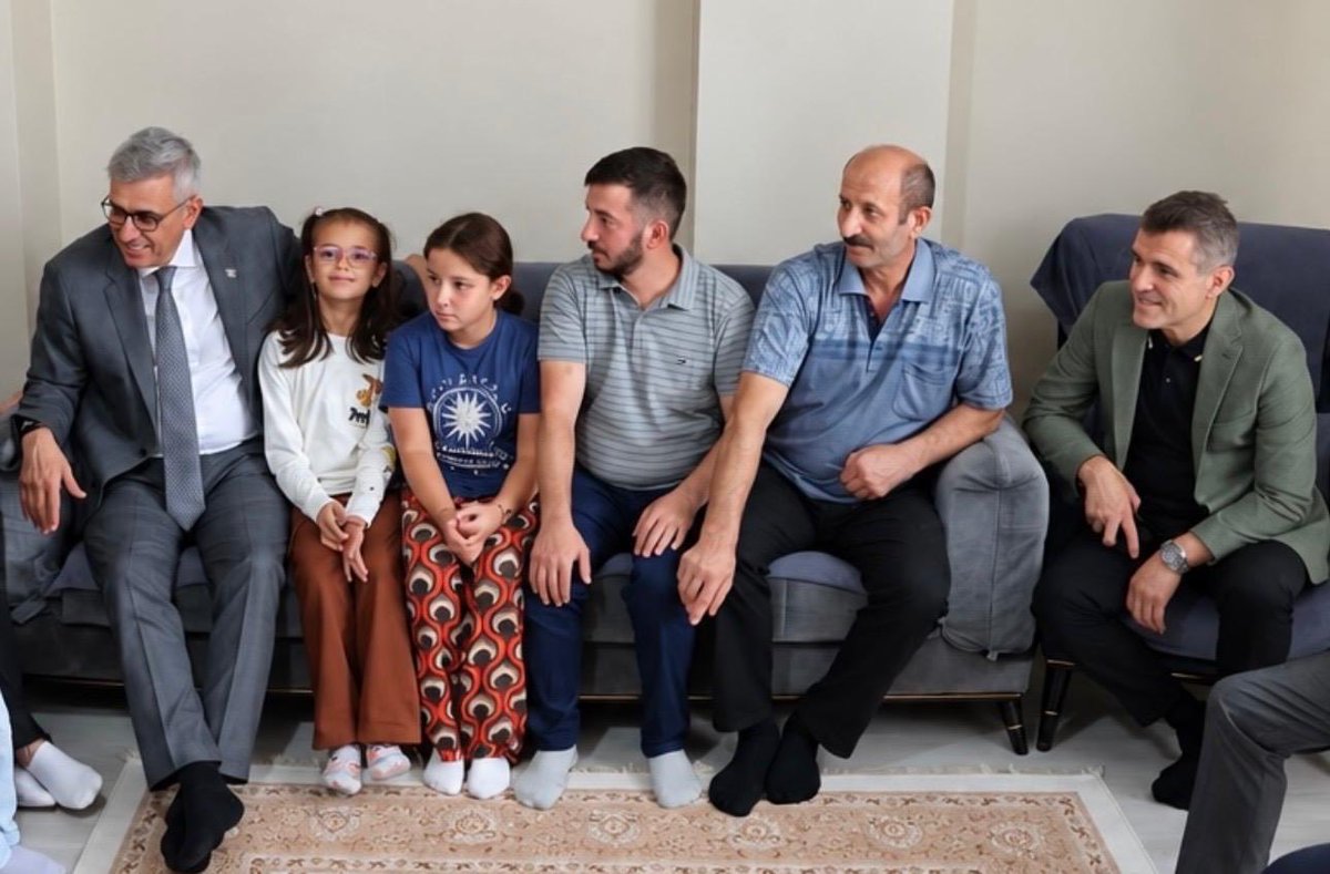 drfatihtuna's tweet photo. Türkiye Yüzyılı Buluşmaları kapsamında, Sağlık Bakanımız Sayın Prof. Dr. Kemal Memişoğlu ile birlikte Sultangazi’de sahadaydık.

Ak Parti Sultangazi İlçe Başkanımız ve teşkilatımızla birlikte Hemşehrilerimizle bir araya gelerek sohbet ettik, talep ve görüşlerini dinledik. 

Hastanemizi ziyaret ederek yürütülen sağlık hizmetleri hakkında bilgi aldık; tedavi gören vatandaşlarımıza geçmiş olsun dileklerimizi iletip hâl ve hatırlarını sorduk.

Türkiye Yüzyılı vizyonuyla, milletimizle gönül gönüle; güçlü, erişilebilir ve nitelikli sağlık hizmetleri için çalışmalarımızı sürdürüyoruz.

Nazik sohbetleri ve samimi ilgileri için tüm hemşehrilerimize teşekkür ediyorum.

@abdullahozdemir 
@akpartiistanbul 
@ImdatKamac