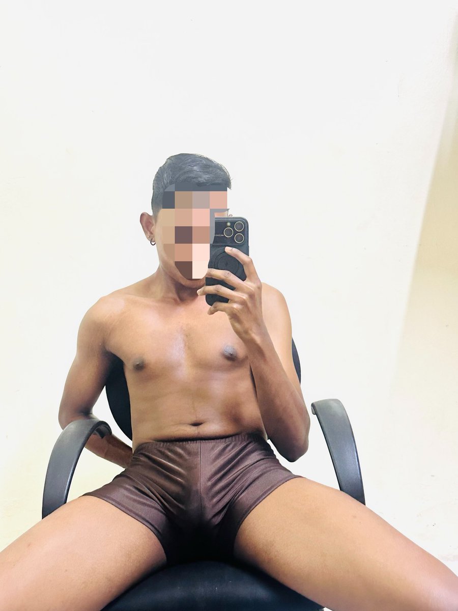Yuvan8427210011's tweet photo. When the mirror catches you in the right mood 💦🍆 https://t.co/FxBfI2m5Lt