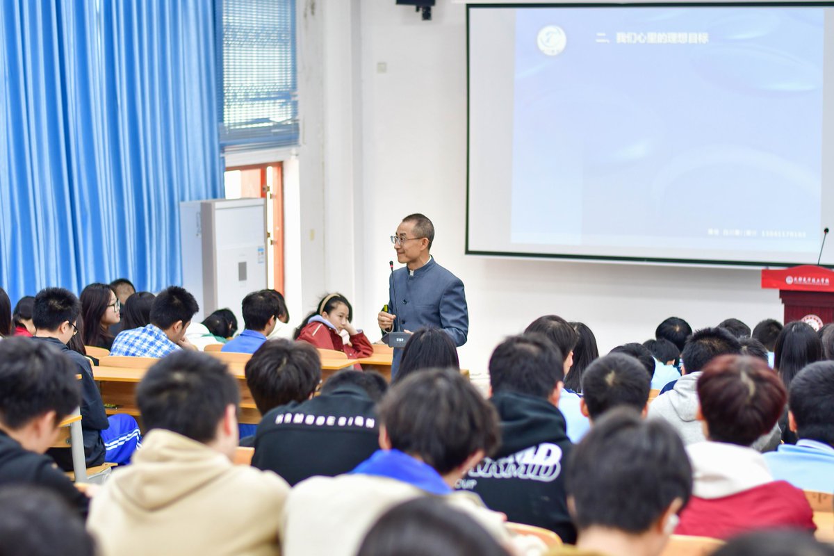BenitoChenot's tweet photo. Recientemente impartí un taller sobre técnicas de productividad para jóvenes profesionales, fue genial compartir conocimientos y experiencias con tanta gente entusiasta! https://t.co/lcHZao1pfm