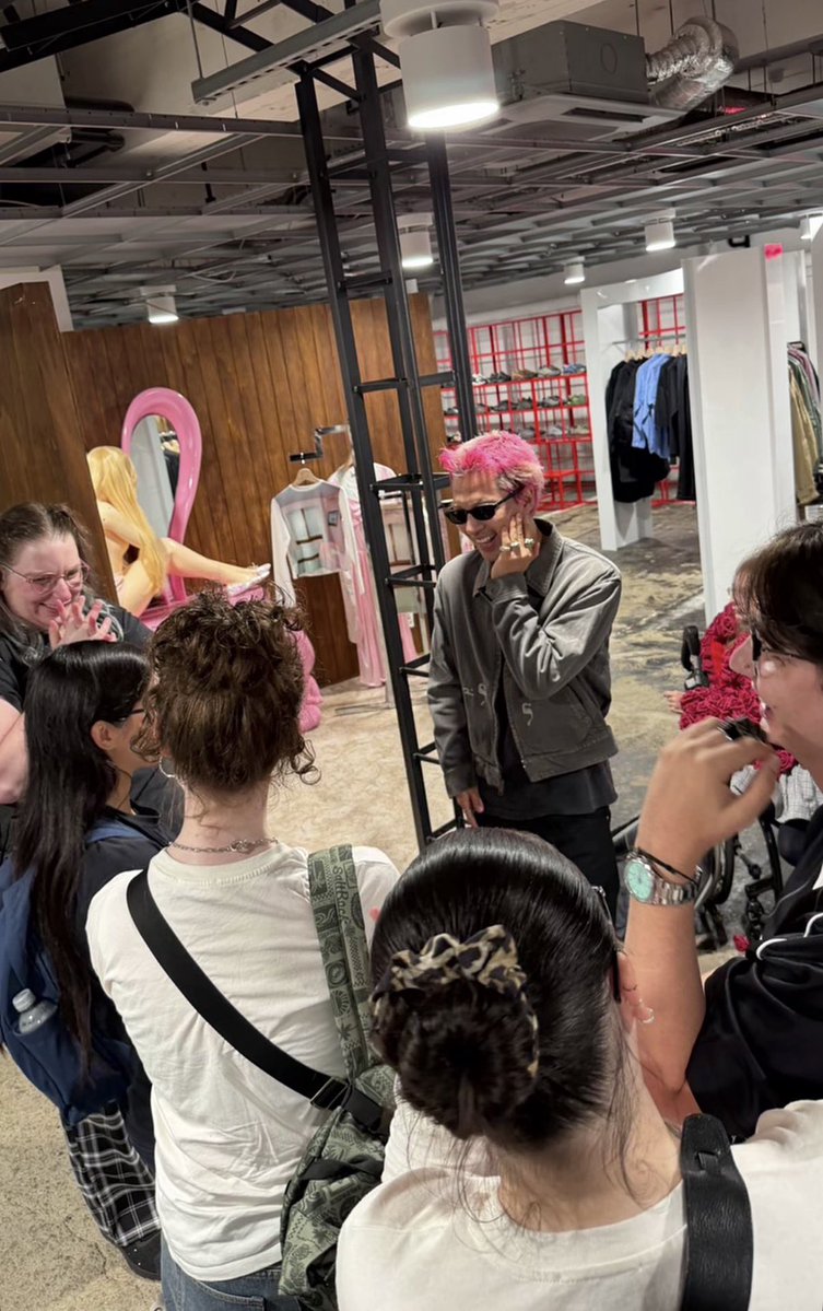 jiyongvamp's tweet photo. Taeyang meeting VIPS at the BIGBANG x DSW pop up 🥹💖 https://t.co/dcTsDX25N5