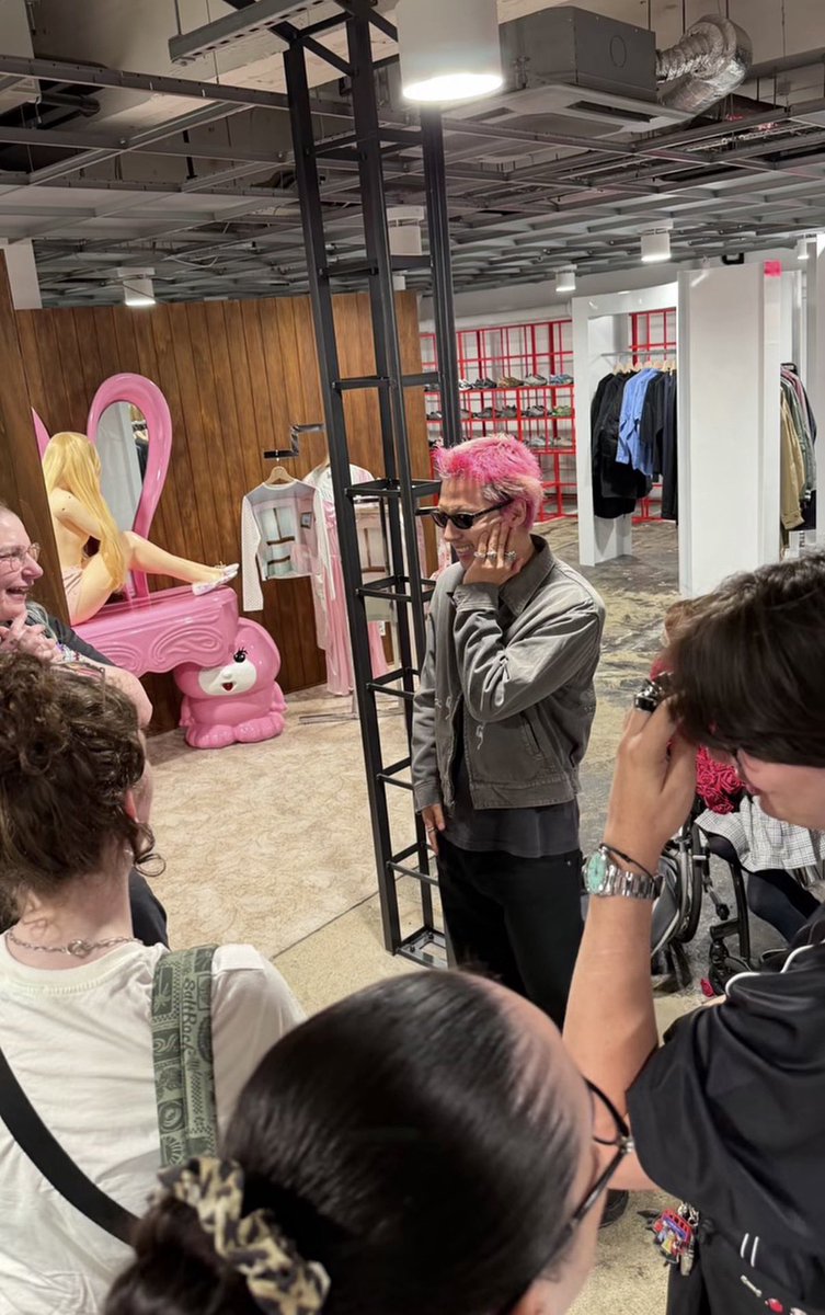 jiyongvamp's tweet photo. Taeyang meeting VIPS at the BIGBANG x DSW pop up 🥹💖 https://t.co/dcTsDX25N5