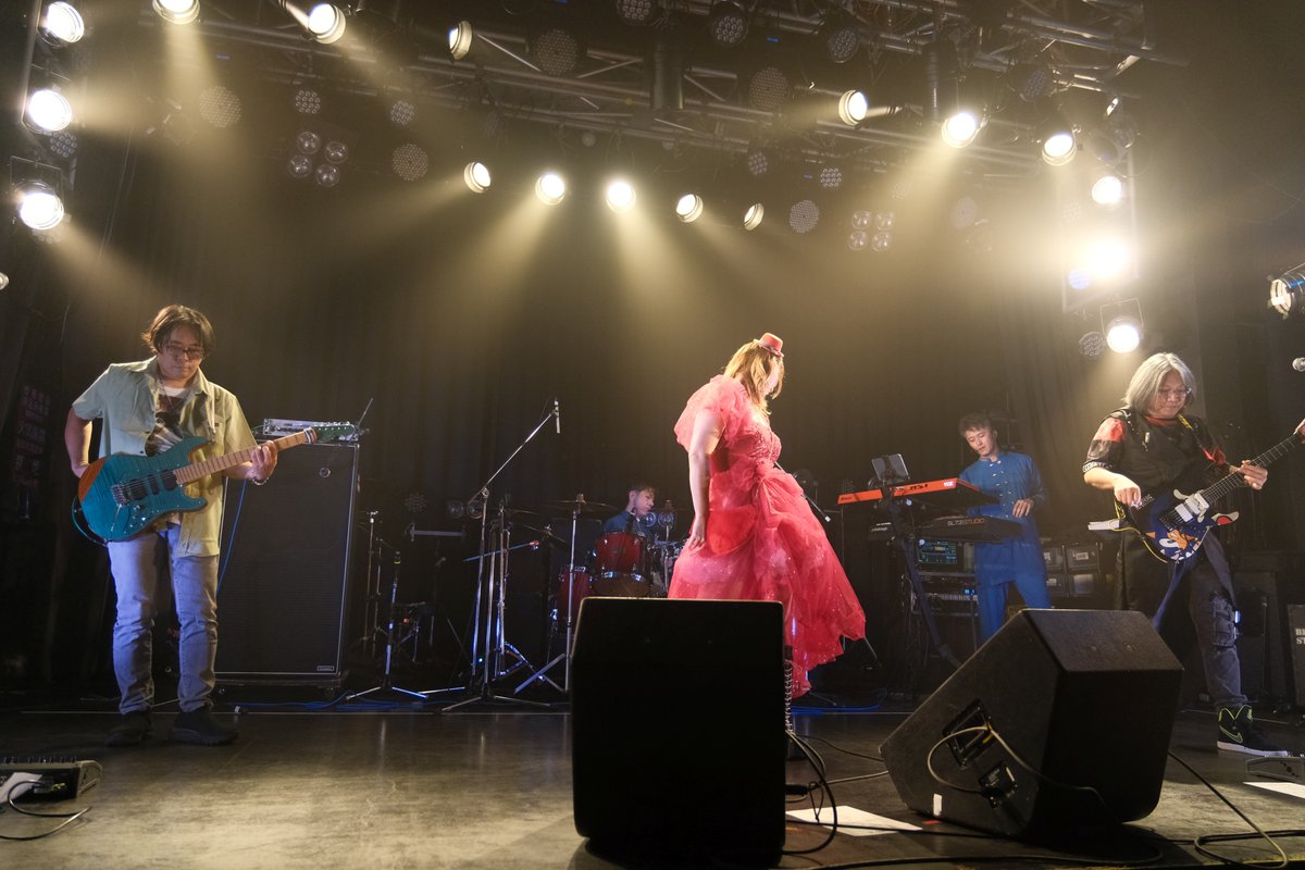 kazzpapy's tweet photo. 久しぶりの福岡BEAT STATION！！
安定感抜群の演奏に、むいさんの力強いボーカルがすごい良かった！

むいさんに写真UPしてOKか聞かなかったので取り急ぎ顔が写ってないのをUP😁
#aicora with #中野むい 
#初恋とファンシーの声出しを促してもらえたので躊躇なく沸けて良かったｗ https://t.co/Z6GliiG3mb