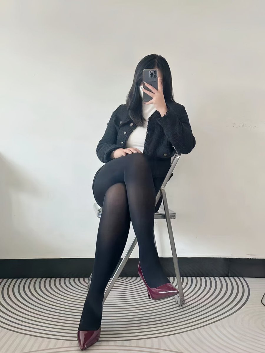 j_az1h's tweet photo. 本人33岁，初中老师一枚，平常除了追剧就是研究美食，不知道还会不会有人想加个好友跟我聊天🥹 

本人。 是本人啊！！！ https://t.co/kXJfAMgfG9
