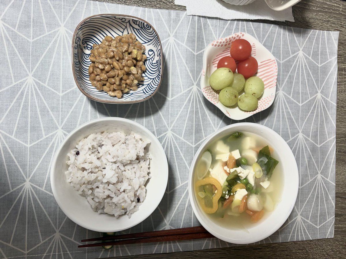 kayatwork's tweet photo. ミニマフィン一つとコーヒーで朝ごはんが済むわけもなく…それとは別に普通に食べてます。キラキラ要素ゼロの地味ご飯…汁物はアサリのダシダにお野菜いろいろ、お豆腐、冷凍ほたてを入れたスープ。Hマートで納豆買えるの嬉しいけどやっぱり高い😅ゆで卵と納豆、大体1日交代で食べてます。 https://t.co/9b6wWksG7L