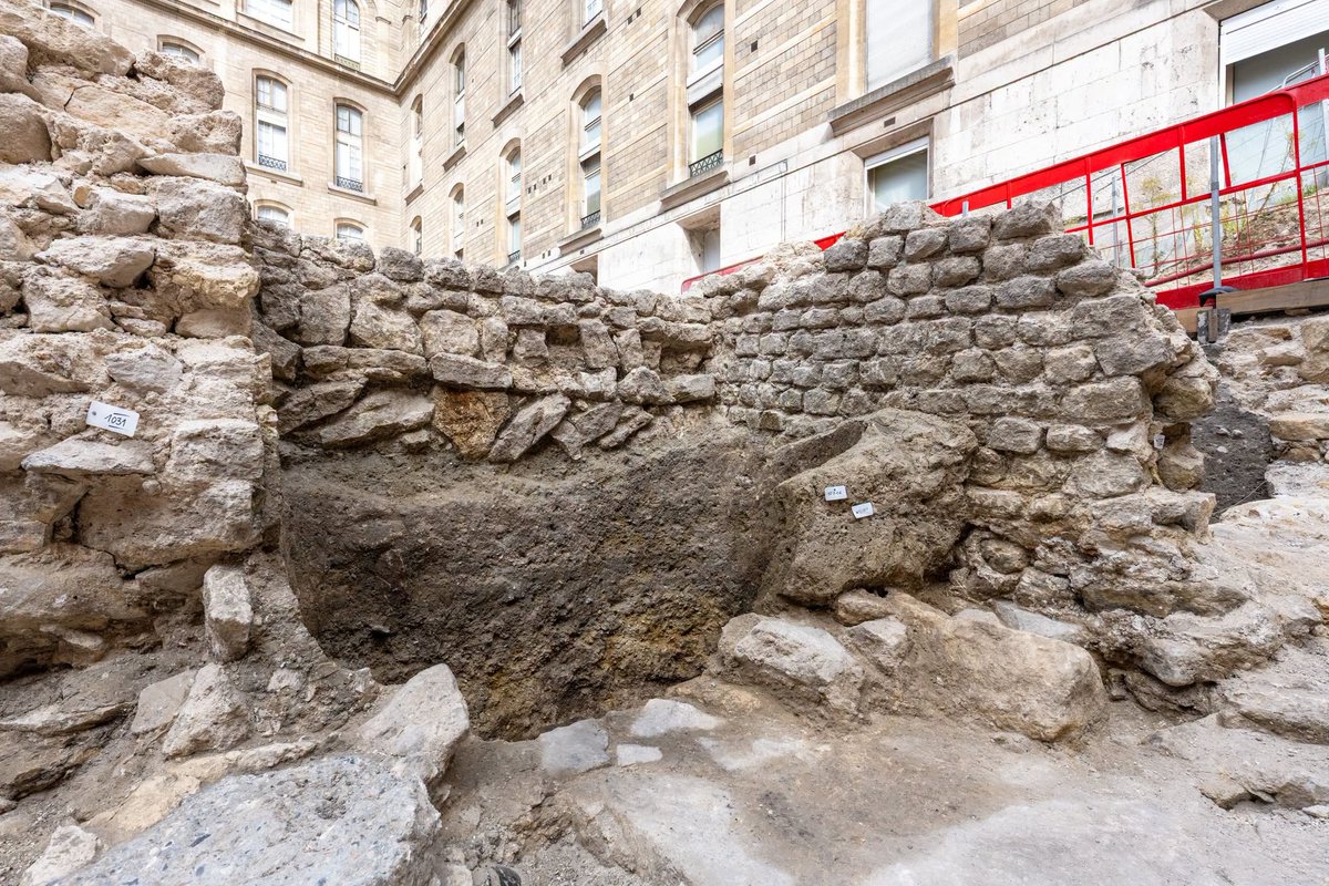 CDorado75's tweet photo. 📢🏛️ En el año 52 a.C. las tropas de la República, bajo mandato de Julio César, conquistaron Lutecia, el oppidum galo de los Parisii. Ahora una excavación ha localizado lo que podría ser parte de su muralla, quemada por los propios parisios ante el avance de las legiones 🧵👇 https://t.co/V6ZbeH8VqW