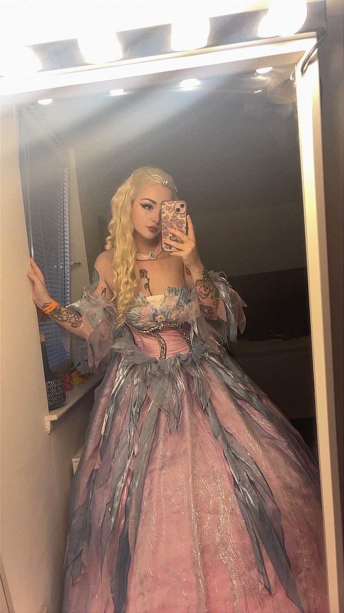 lilyshxw98's tweet photo. I love love love this dress https://t.co/Goe1X5MvLY