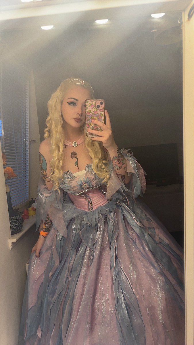 lilyshxw98's tweet photo. I love love love this dress https://t.co/Goe1X5MvLY