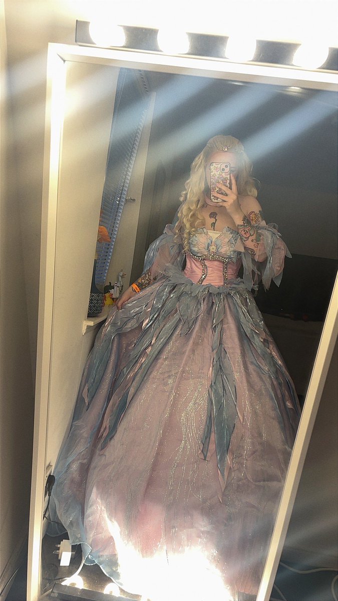lilyshxw98's tweet photo. I love love love this dress https://t.co/Goe1X5MvLY