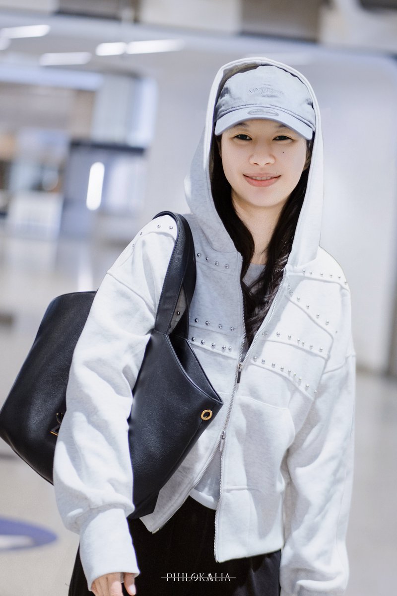 Philokalia011's tweet photo. 260927｜CDG Arrival
Still half-asleep, just smiling at everyone 

PFWSS27 CALLING MILK PANSA
#YSLxMilkPansa https://t.co/ikg9D8FIWg