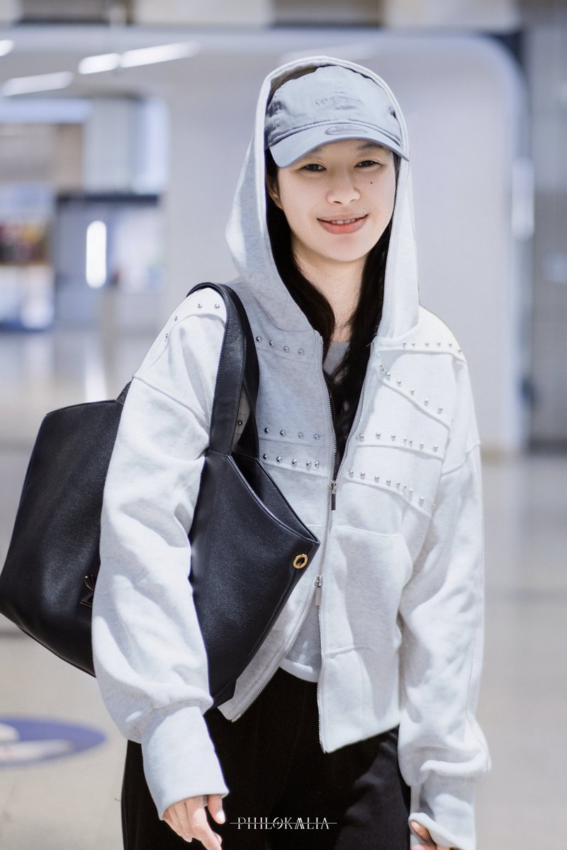 Philokalia011's tweet photo. 260927｜CDG Arrival
Still half-asleep, just smiling at everyone 

PFWSS27 CALLING MILK PANSA
#YSLxMilkPansa https://t.co/ikg9D8FIWg