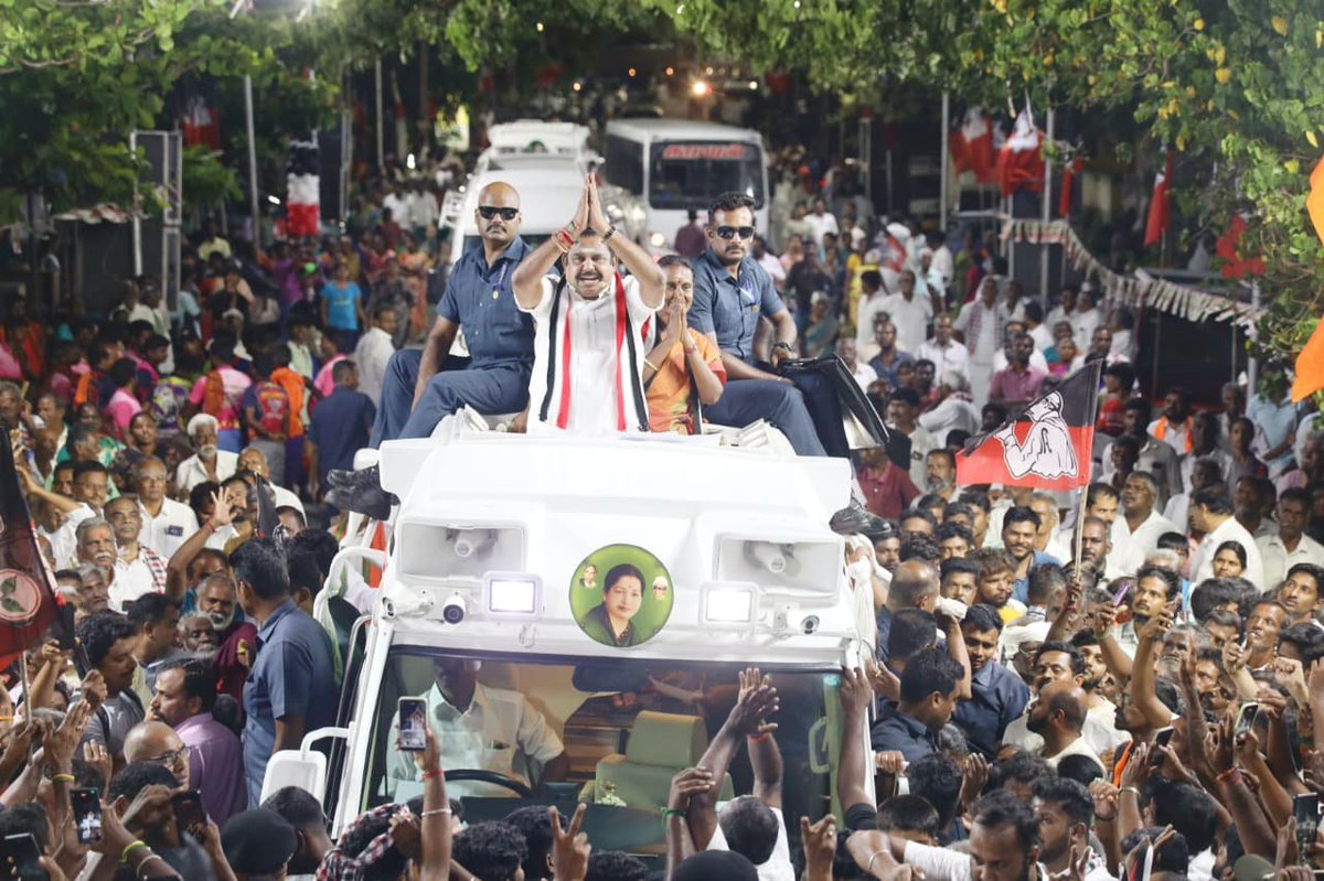 AIADMKOfficial's tweet photo. மாண்புமிகு கழகப் பொதுச் செயலாளர் புரட்சித் தமிழர் திரு. @EPSTamilNadu அவர்கள்,

தாராபுரம் சட்டமன்ற தொகுதி, உப்புத்துறைபாளையம் (தாராபுரம் நகரம்) பகுதியில் கழக வெற்றி வேட்பாளர் திருமதி. K. பானுமதி அவர்களுக்கு “இரட்டை இலை” சின்னத்தில் வாக்கு சேகரித்தார்கள்.

#வெல்லட்டும்_இரட்டைஇலை 🌱
#AIADMK #Dharapuram #ByeElections