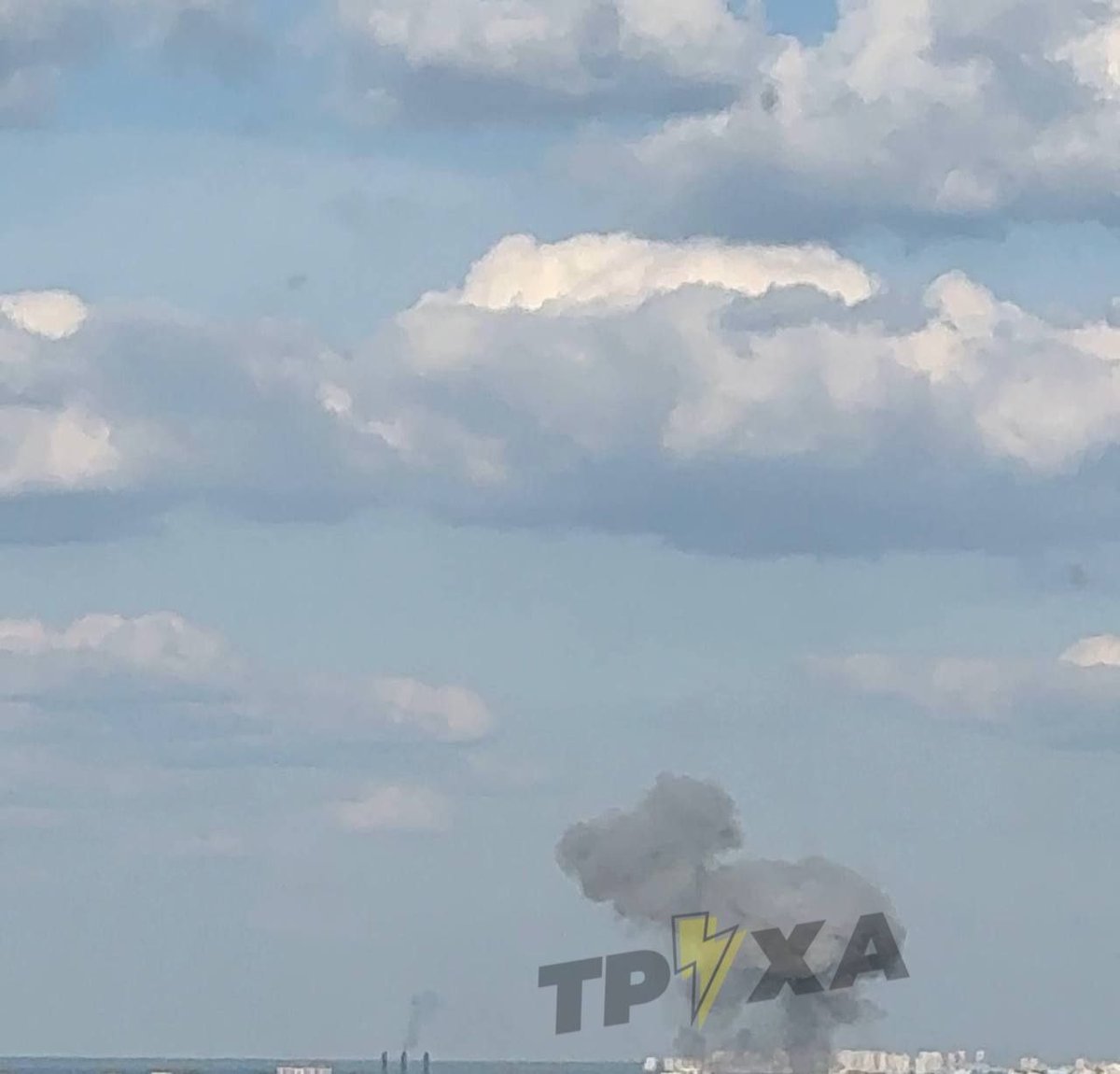 Evil_DNA_'s tweet photo. @ZelenskyyUa Importan result
🇺🇦💥A bridge collapsed in Kyiv after an attack. Huge plumes of smoke are rising over the city.

▪️The Southern Bridge in Slavutich collapsed after the strikes, according to Ukrainian media.
▪️Attack drones continue to target enemy facilities.
#WALKYRIEVZ https://t.co/DRgfavtHxy