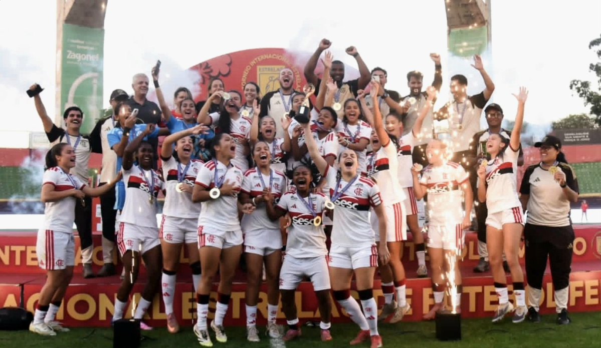 FlaEmTudo's tweet photo. É CAMPEÃO!!! 🔴⚫🏆

Flamengo conquistou ontem à tarde o Torneio Internacional Estrelas de Futebol Feminino sub-20, no Canindé.

Time rubro-negro venceu a final, contra o São Paulo, por 3 a 1, com gols de Campos e Isabela Nunes, além de um contra.

Torneio também contou com o Real Madrid 🇪🇸 e a Seleção Paraguaia 🇵🇾, eliminados nas semifinais.

📷 Reprodução/Instagram