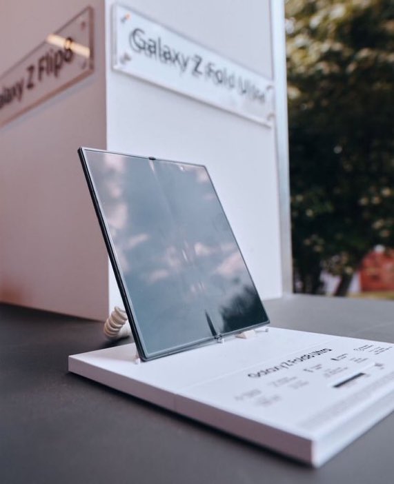 ThapeloBoyza's tweet photo. #AD | The Galaxy Z Fold8 is giving sleek from every angle! ๐ฎโ๐จ๐ฑ Pocket-friendly when folded, then unfold it and that expandable display takes things to another level. ๐ฅ
@SamsungMobileSA #GalaxyZFold8 #LMC #SamsungMobileSA https://t.co/TPPqOnA8hS