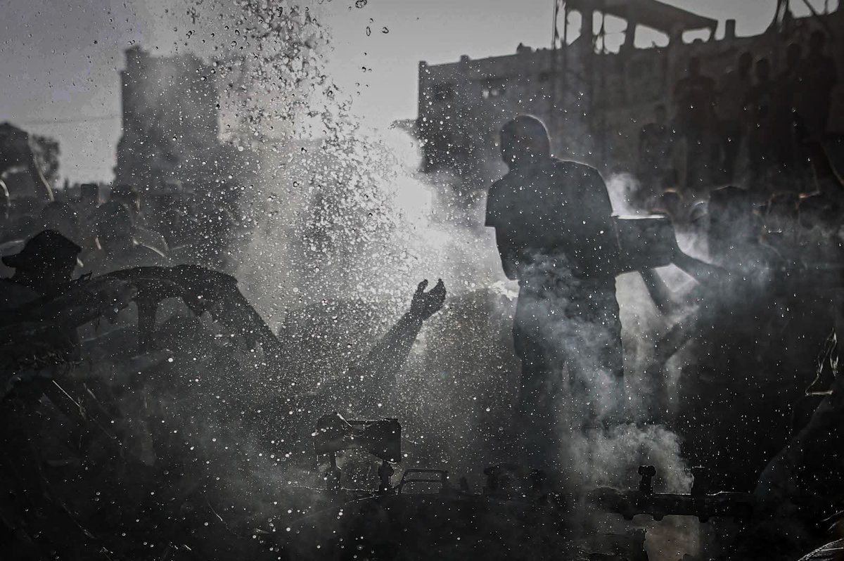 gaza_yahya42281's tweet photo. مد يده في لحظاته الأخيرة لعل هناك من ينتشله من النيران..

كان هذا آخر ما استطاع فعله الشه__د الذي ارتقى قبل لحظات، وتقول المصادر انه رجل أعمال ورجل من أحرار هذه المدينة، وربما حاولت اسرائيل ابتزازه لكن أبى وآثر العيش حراً صادقاً على ان يموت خائناً.

هو السيد شادي أبو حصيرة من مدينة غزة.
 رحمه الله