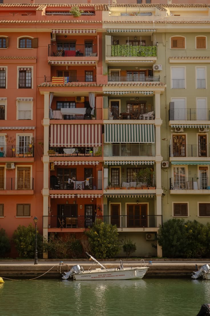 echoesofworld's tweet photo. Valencia, Spain https://t.co/TJeQW0RM1h