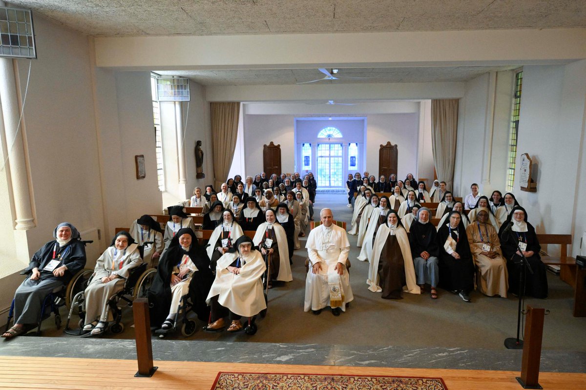 vaticannews_fr's tweet photo. 🙏🇫🇷 Quelques images de la rencontre privée de Léon XIV avec les Carmélites dans leur monastère de Lourdes. https://t.co/v9ARBOKH56