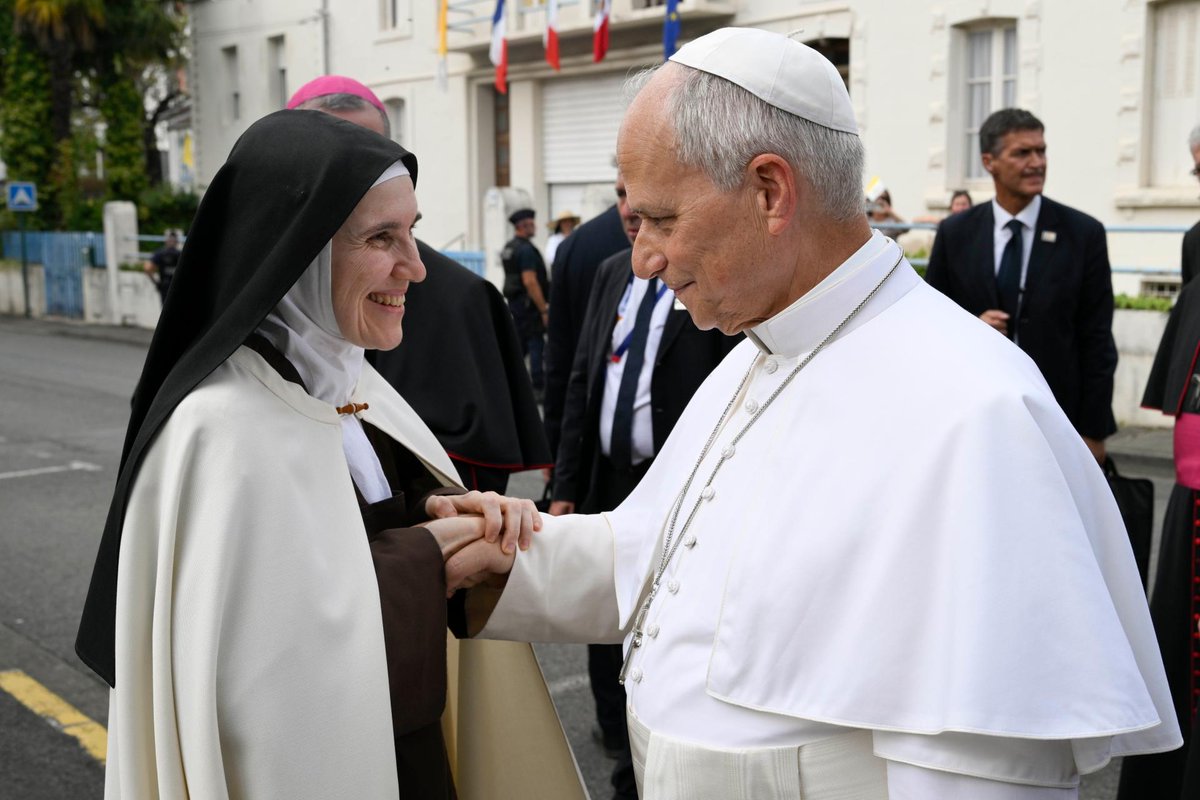 vaticannews_fr's tweet photo. 🙏🇫🇷 Quelques images de la rencontre privée de Léon XIV avec les Carmélites dans leur monastère de Lourdes. https://t.co/v9ARBOKH56