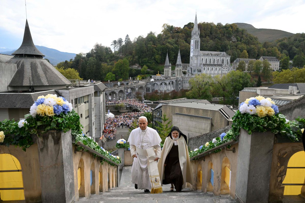 vaticannews_fr's tweet photo. 🙏🇫🇷 Quelques images de la rencontre privée de Léon XIV avec les Carmélites dans leur monastère de Lourdes. https://t.co/v9ARBOKH56